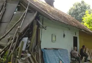 Dom 75-letniej Pani Marii został zniszczony przez powódź. Na ratunek ruszyli widzowie Uwagi! TVN