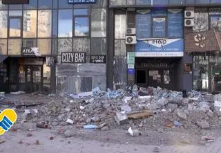 Mieszkańcy Kijowa uczą się życia w cieniu wojny. "Śpimy na korytarzach, bo tam jest bezpieczniej"