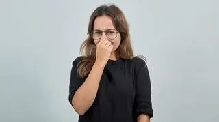 Dlaczego niektóre ciemne ubrania śmierdzą nawet po praniu? 