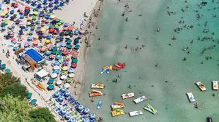 Zakaz przynoszenia jedzenia na plażę we Włoszech. Wprowadzono kontrole przy wejściach