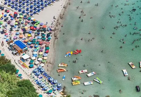 Zakaz przynoszenia jedzenia na plażę we Włoszech. Wprowadzono kontrole przy wejściach