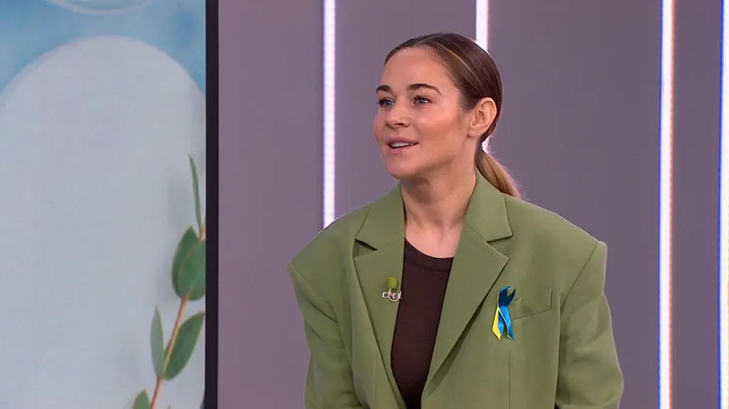 kobieta w zielonej marynarce