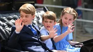 Louis skradł show na koronacji Karola III. Charlotte wyglądała jak mała Kate, a George został paziem