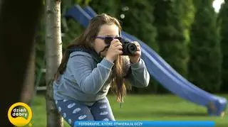 11-latka straciła wzrok, ale nie przestaje fotografować. "Najpierw coś dotykam i wszystko ustawiam"