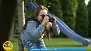 11-latka straciła wzrok, ale nie przestaje fotografować. "Najpierw coś dotykam i wszystko ustawiam"