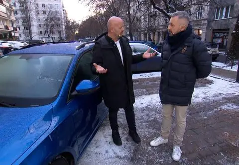 "Tego nie wolno robić". Jak bezpiecznie odmrozić zamek w samochodzie?