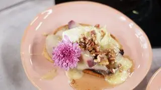 Zapiekany serek Brie z gruszkami