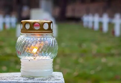 Wizyta na cmentarzu. Te zachowania narażą cię na karcące spojrzenia innych 