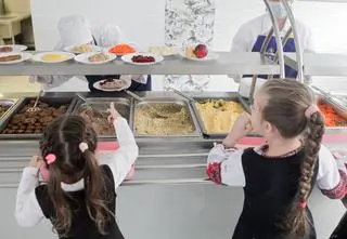 Droższe jedzenie, gorsze składniki. Inflacja nie ominie szkolnych stołówek