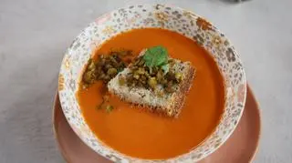 Pomidorowa zupa z pieczonej fety z pieczonymi pomidorami i paprykami z grzankami oliwkowymi