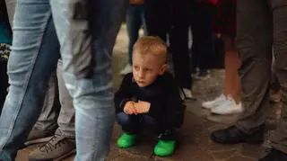 Co robić, gdy zgubimy dziecko w tłumie? Filmik z odpowiedzią hitem TikToka