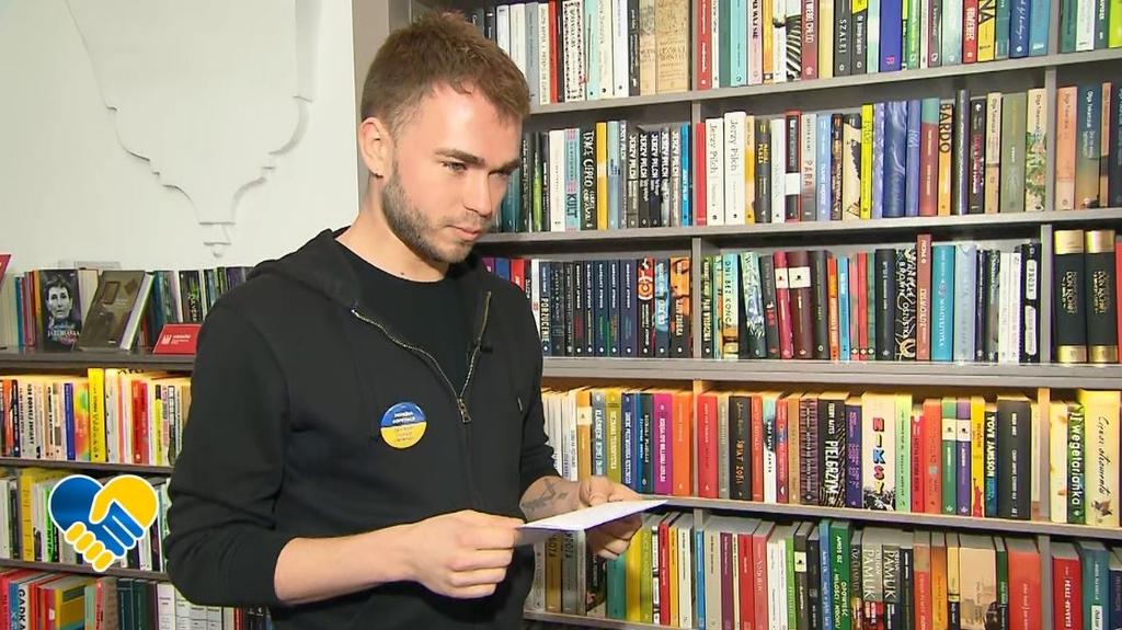Pracownik księgarni trzyma w ręku list ukraińskiego chłopca