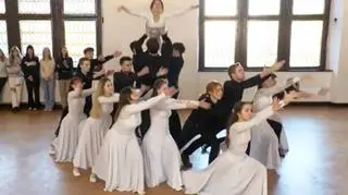 Maturzyści zatańczyli walca do piosenki Lady Gagi. Ich studniówka przeszła do historii 