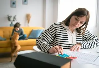 Mama trójki dzieci policzyła, ile kosztuje ich roczne utrzymanie. Kwota zwala z nóg  