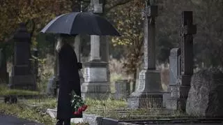 Kobieta zmarła przy grobie męża dzień po jego pogrzebie