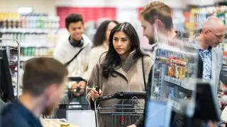 Nowy trend w marketach. Jak klienci unikają stania w kolejce? "Zwykłe buractwo"