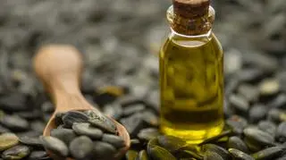Kiedy warto sięgnąć po olej dyniowy? Jak go stosować?