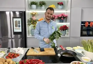 Pieczona jagnięcina z wiosennymi warzywami - przepis Grzegorza Zawieruchy