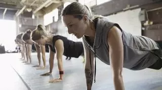 Grupa kobiet na zajęciach fitness