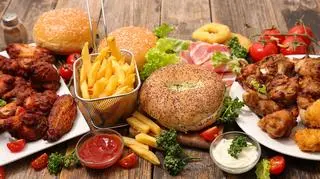 Kuchnia amerykańska według Adriana Owsianika. Przepisy na smash burger, gochujang mayo, buffalo wings i amerykańskie śniadanie 