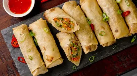 Spring rolls z kurczakiem i chrupiącymi warzywami 