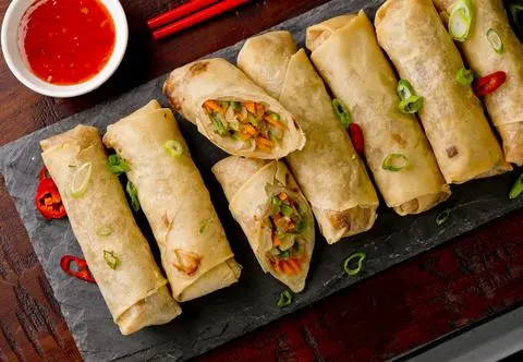 Spring rolls z kurczakiem i chrupiącymi warzywami - przepis Gai i Jakuba Kuroniów