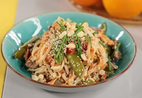 Makaron chow mein z wołowiną - przepis Darii Ładochy