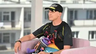 Wjedzie na 80 gór na hulajnodze, by pomóc chorej dziewczynce