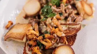 Placki ziemniaczane z kurkami w sosie śmietanowo – tymiankowym według przepisu Sebastiana Olmy