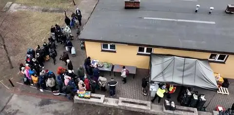 Uwaga! TVN. Kolejki po żywność się wydłużaja