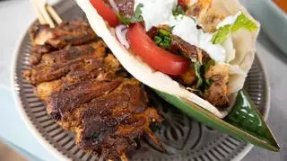 Kebab lub gyros z grilla, grillowana pita i domowy sos ketchupowy
