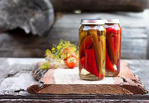 Grillowane papryki w zalewie, czyli jak zatrzymać smak lata. Przepis na wyjątkowe przetwory
