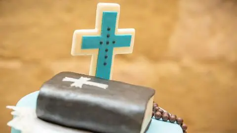 Ksiądz ma zastrzeżenia do komunijnego wypieku. Jedna rzecz mu nie pasuje 