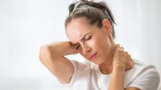 Dokuczają ci bóle kręgosłupa lub migreny? Winowajcą może być wdowi garb. Co to takiego? 