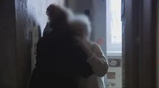 Pani Halina jest zamykana na klucz w mieszkaniu. "Walenie w drzwi, krzyki, płacze i histeria"