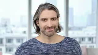 Maciej Dowbor w za małym stroju na Halloween: "Za dużo zjadłem ciastek od zeszłego roku?"