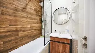 Aranżacja małej łazienki w bloku i na poddaszu. Jaka będzie najlepsza? Z wanną czy z prysznicem?