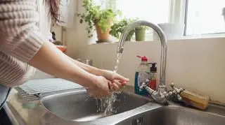 Pomorskie. W miejskich wodociągach pojawiła się groźna bakteria. Jak bardzo jest niebezpieczna? 