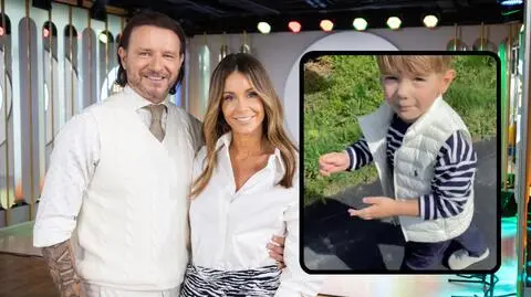 Henryk Majdan bawi się w przewodnika podczas wizyty w muzeum