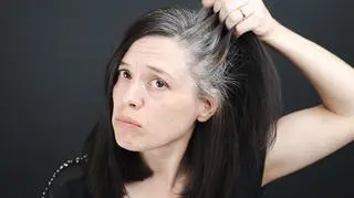 Nie wiesz, jak zafarbować siwe włosy w domu? Oto porady eksperta
