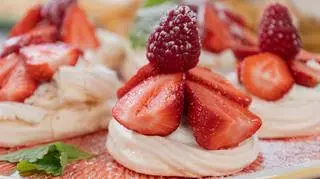 Mini pavlove z malinami