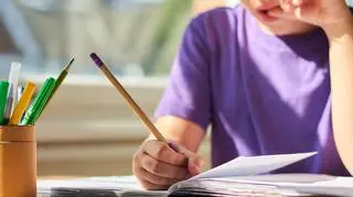 Coraz więcej dzieci uzależnionych od uczenia się. "Problem tkwi głównie w systemie edukacji i podejściu rodziców" 