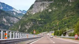 Minibus spadł z mostu na autostradzie. Zginęło małe dziecko