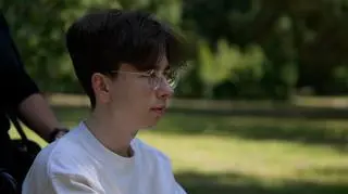 Choroba odebrała mu normalne życie. 19-latek szuka ratunku (napisy)