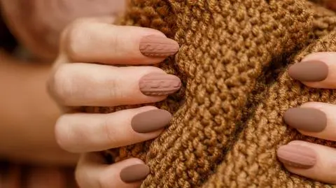 Zapomnij o bordo i czerwieni. Tej jesieni króluje terracotta nails