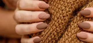 Zapomnij o bordo i czerwieni. Tej jesieni króluje terracotta nails