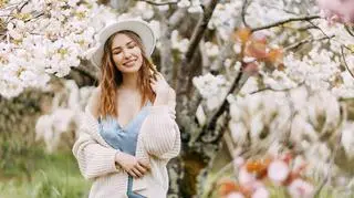 Sweter i sukienka, czyli idealny zestaw na chłodniejsze dni. Jak nosić ten modny duet?