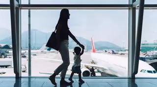 kobieta z dzieckiem na lotnisku 