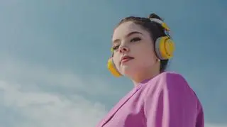 Kobieta słuchająca muzyki w słuchawkach