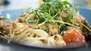 Danie z kurczakiem i makaronem. 